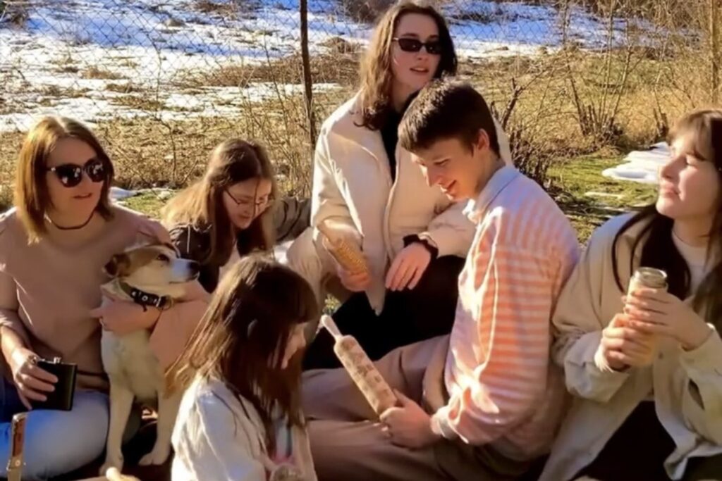 Dad Of Five Makes Crafts Bought Worldwide 1 Debaa Dbf Ae Caad